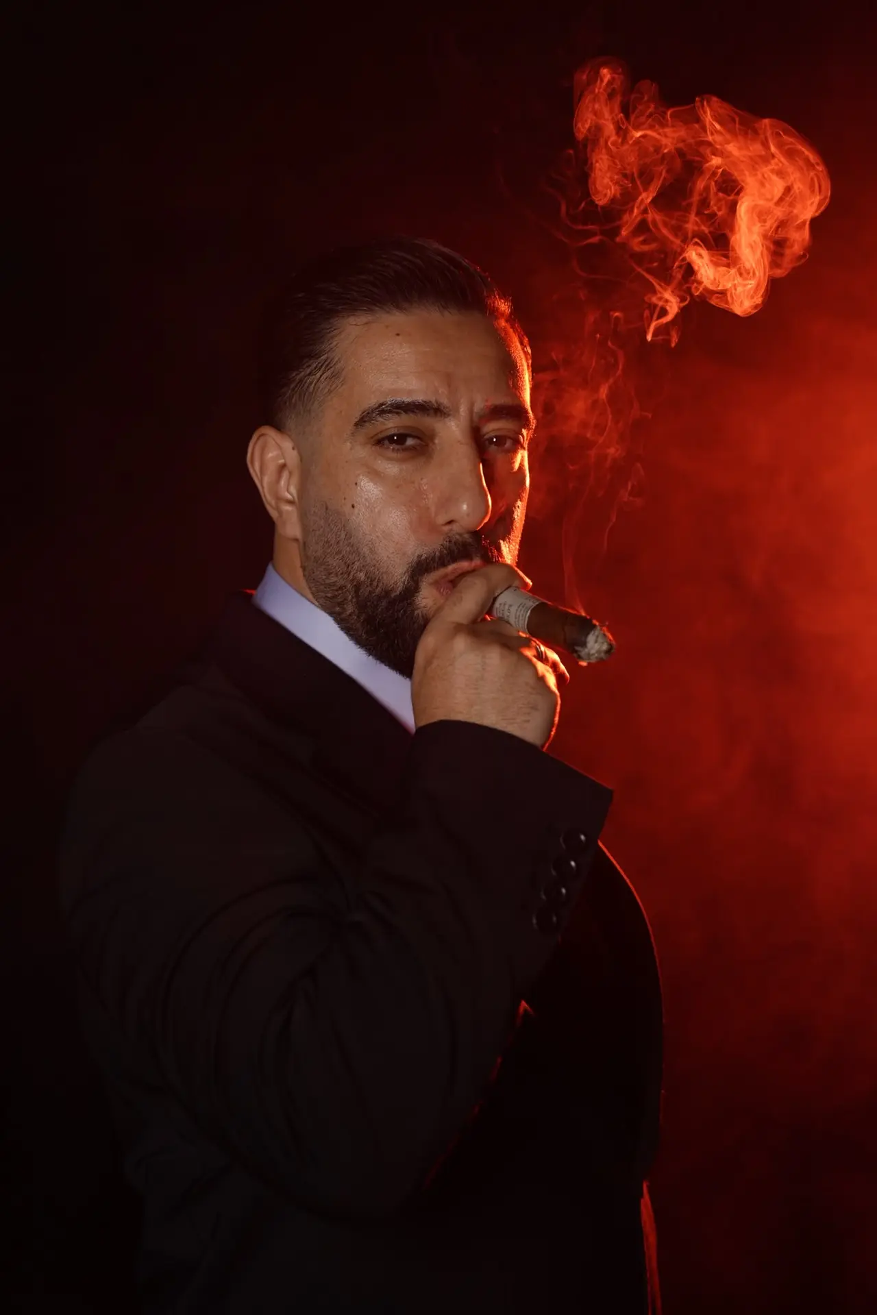Kırmızı duman içinde yan bakış