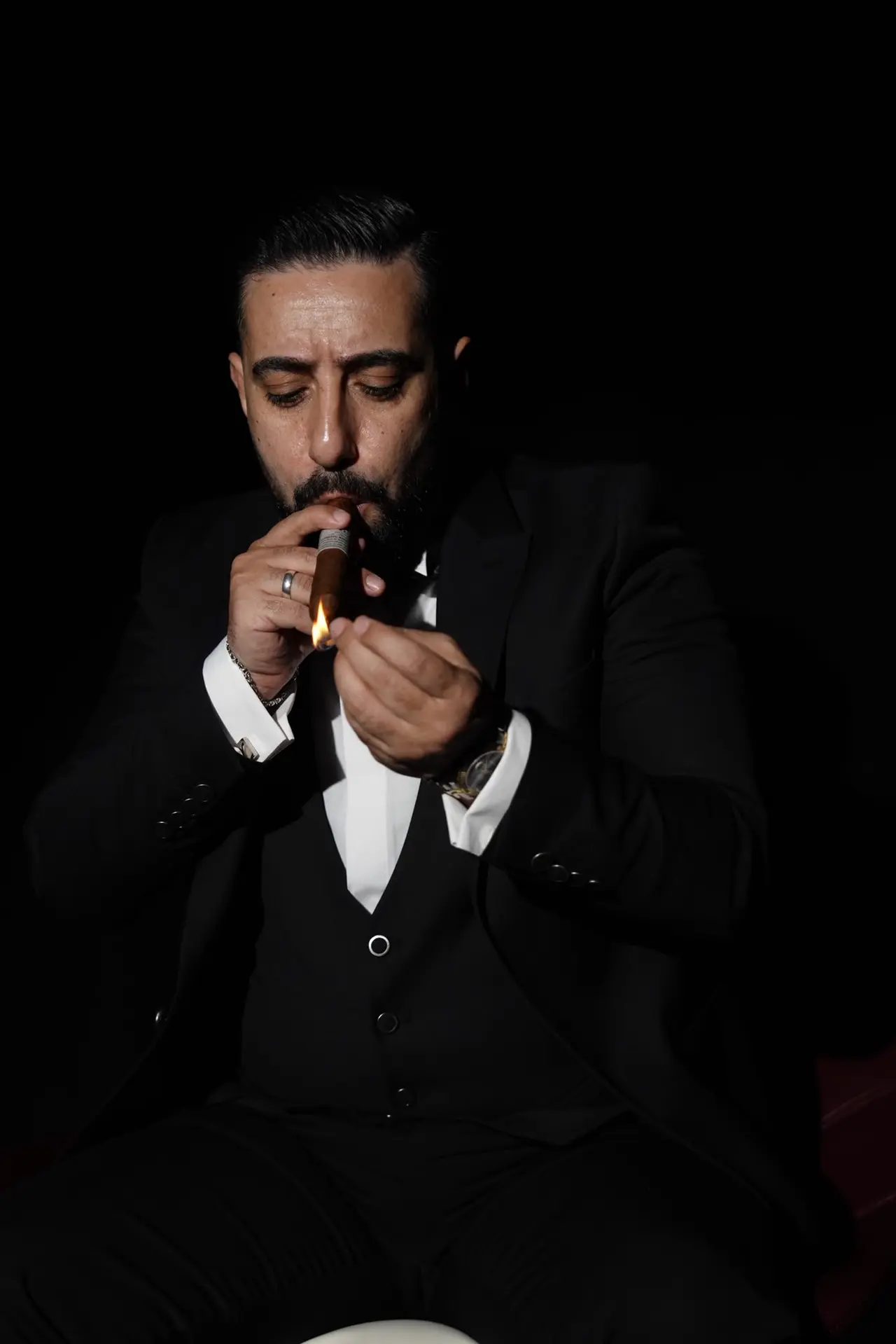 Karanlıkta puroyu yakarken alevin yüzünü aydınlattığı an